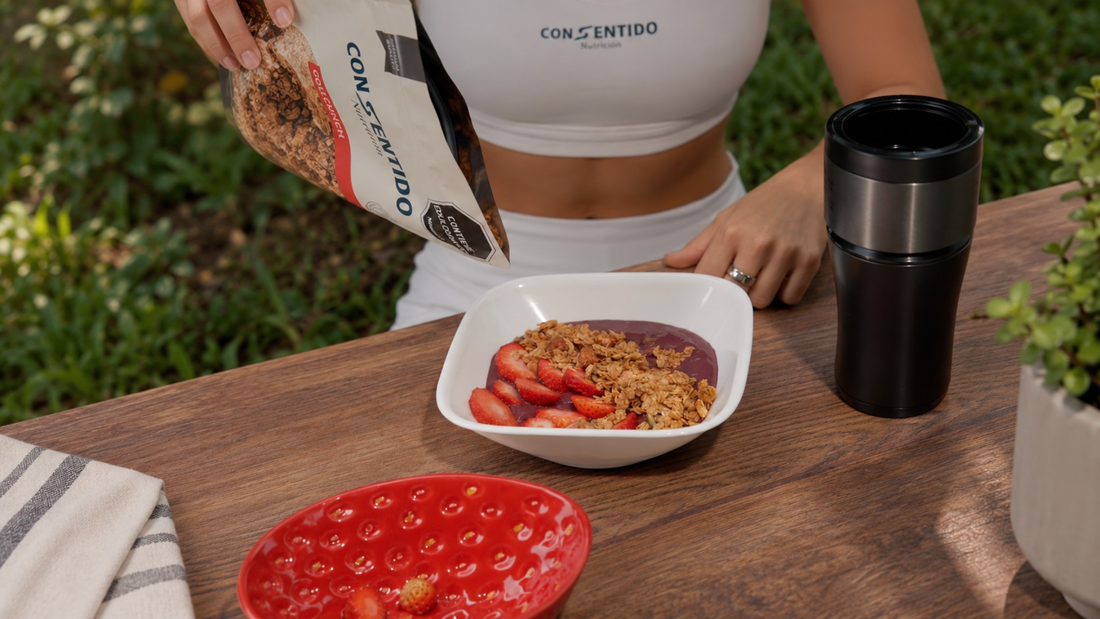 Bowl de açaí con fresas y granola Cinnamon Crunch Con Sentido sobre una mesa de madera