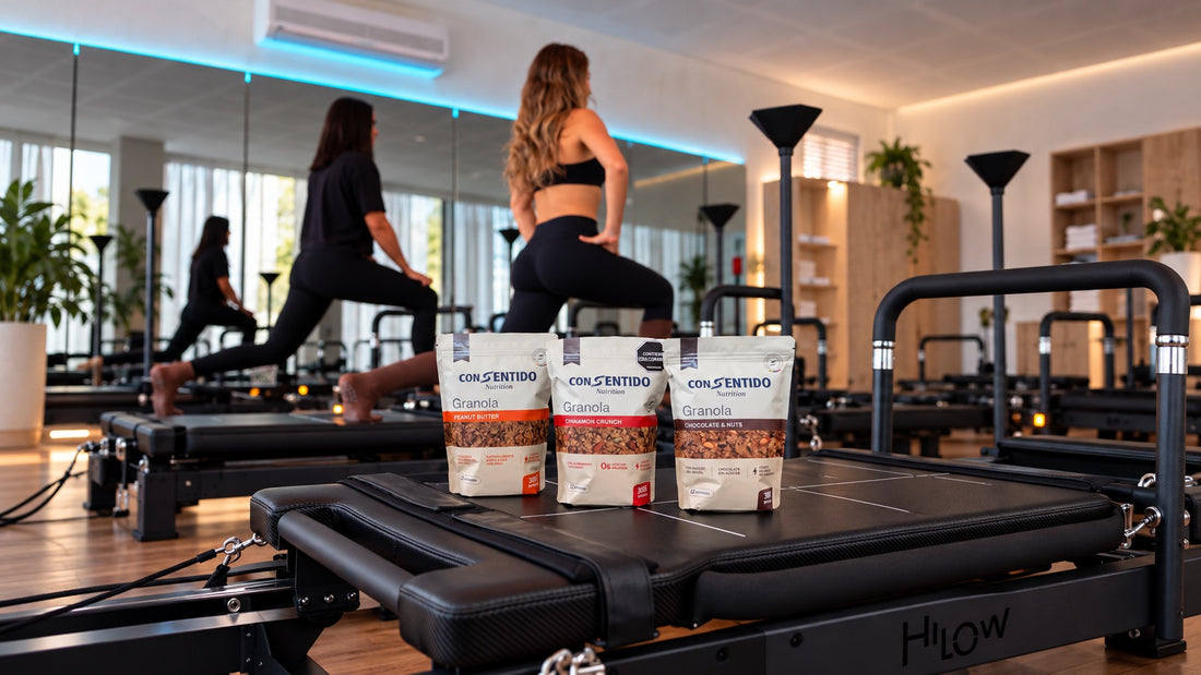 Clase de pilates de fuerza en HiLow Training Bogotá con las tres granolas Con Sentido sobre la máquina