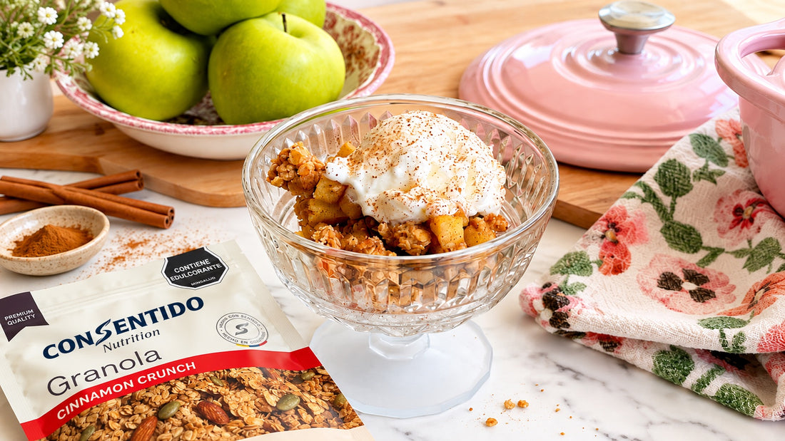 Apple crumble saludable de manzana y canela con yogur, servido en copa de vidrio junto a la granola Cinnamon Crunch Con Sentido