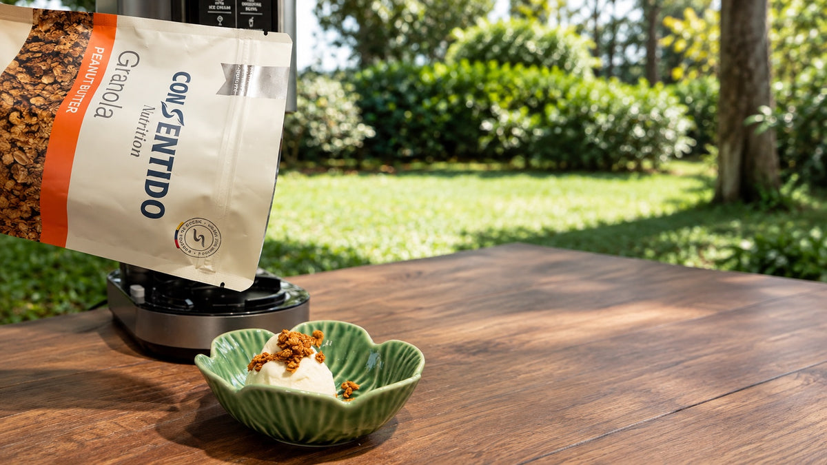Bola de helado de vainilla con granola Peanut Butter Con Sentido servida en un bowl verde sobre una mesa de madera