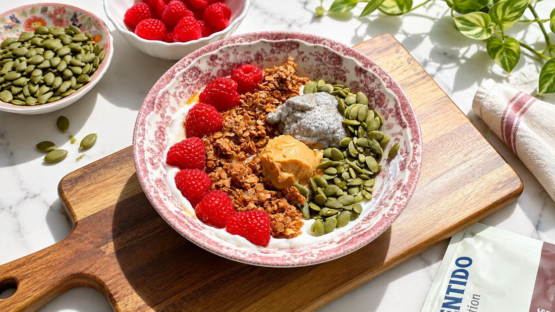 Yogurt bowl con frambuesas, granola Chocolate & Nuts, chia pudding, mantequilla de maní y semillas de calabaza