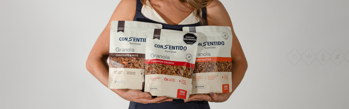 Mujer sosteniendo las tres granolas ConSentido: Chocolate & Nuts, Cinnamon Crunch y Peanut Butter