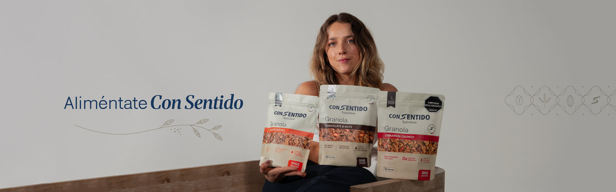 Aliméntate Con Sentido: mujer sentada con las tres granolas ConSentido